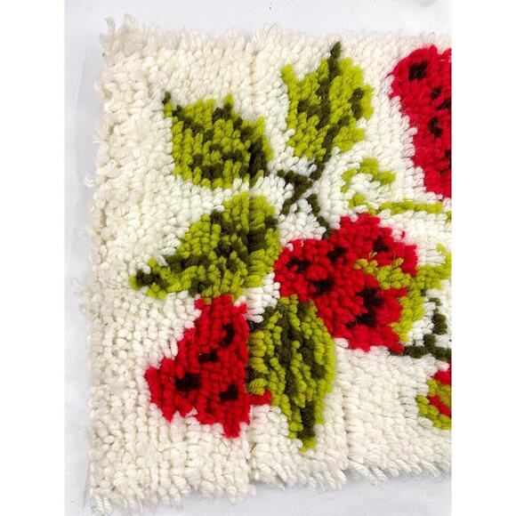VTG Latch Hook Rug Wall Hanging Artwork Strawberries Fruit 12"x 27" Handmade - Picture 5 of 12